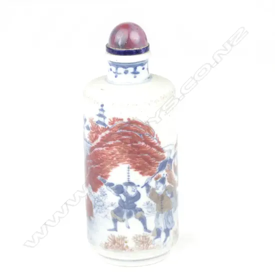 A Chinese hand painted porcelain snuff bottle