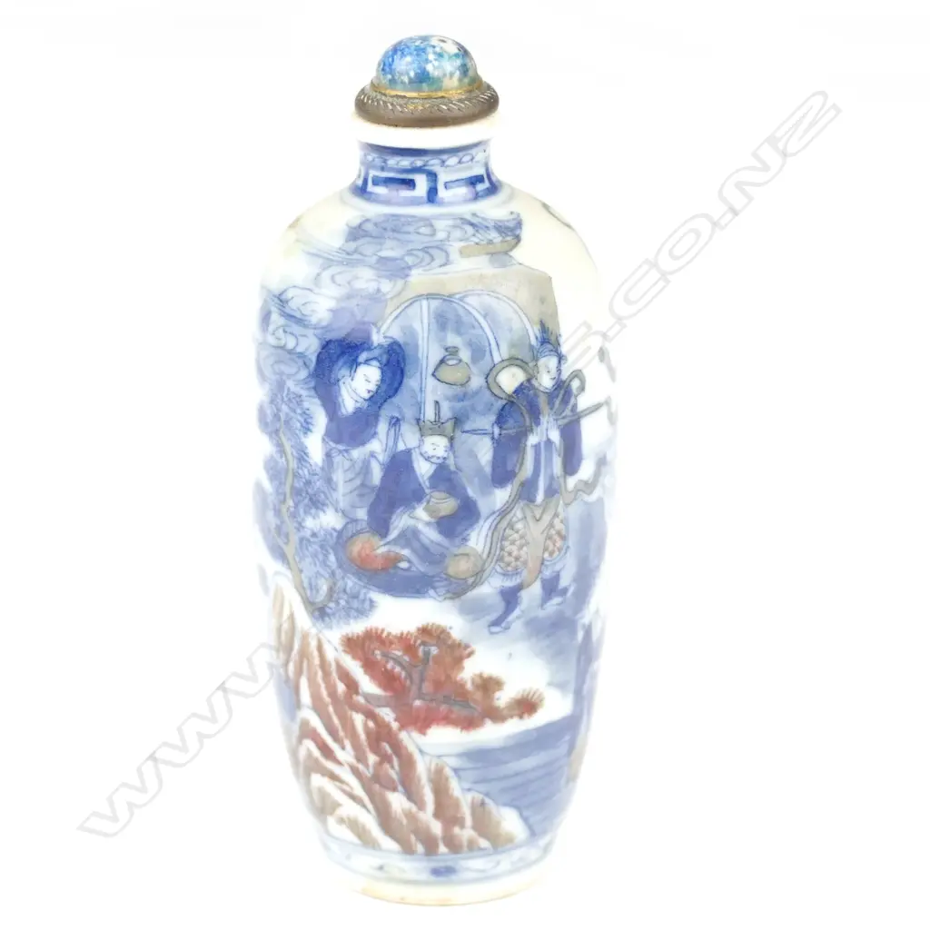 A Chinese porcelain snuff bottle Image 1++