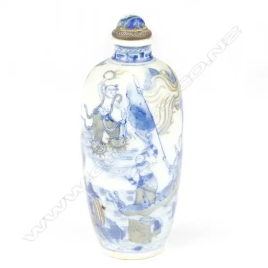 A Chinese porcelain snuff bottle