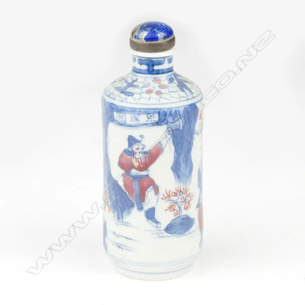 A Chinese porcelain snuff bottle Image 1++