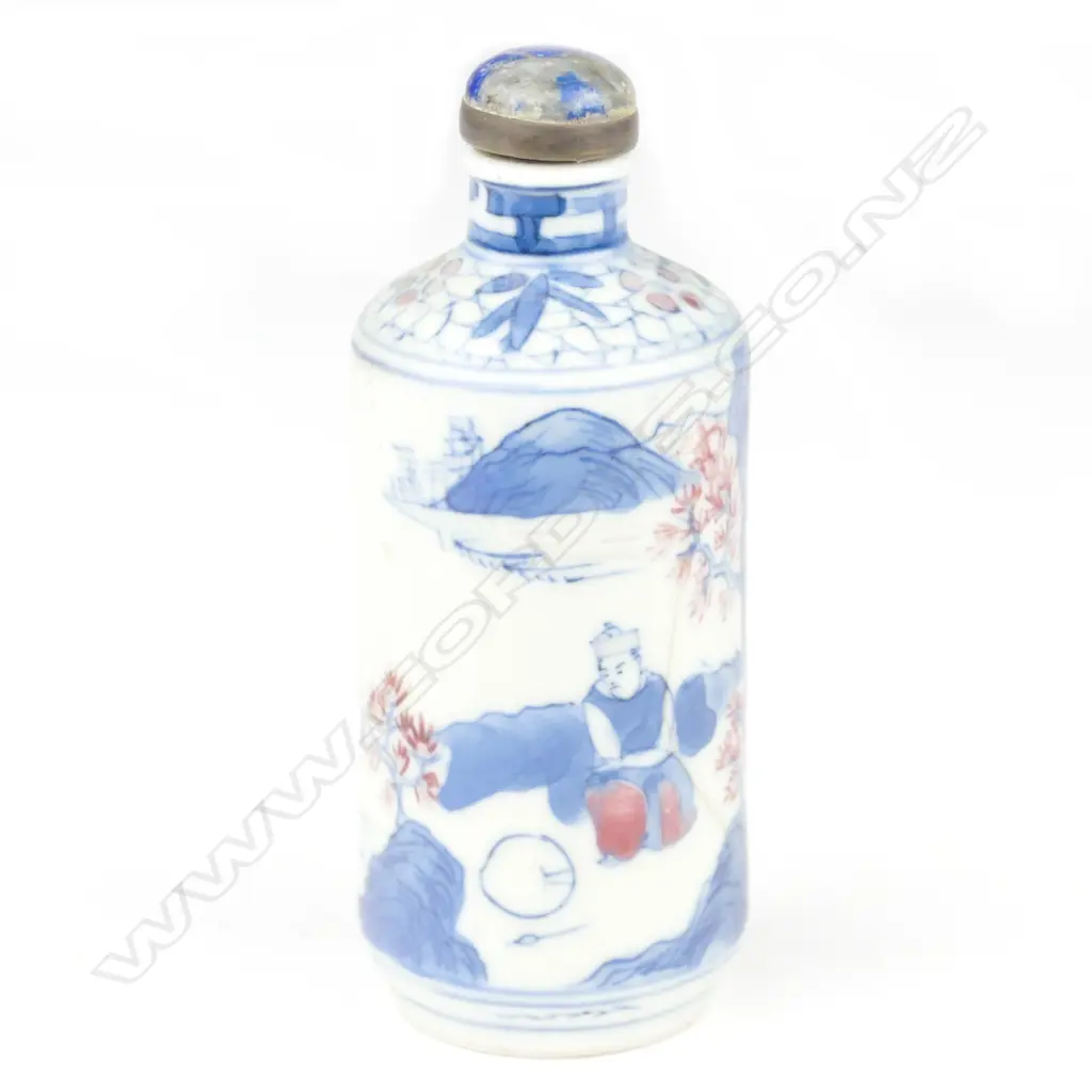 A Chinese porcelain snuff bottle Image 1++