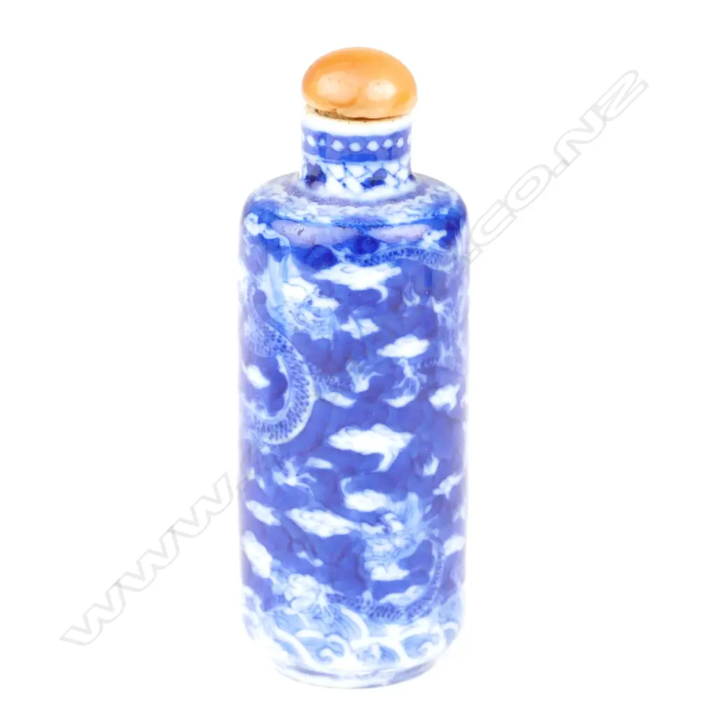 A Chinese porcelain snuff bottle Image 1++