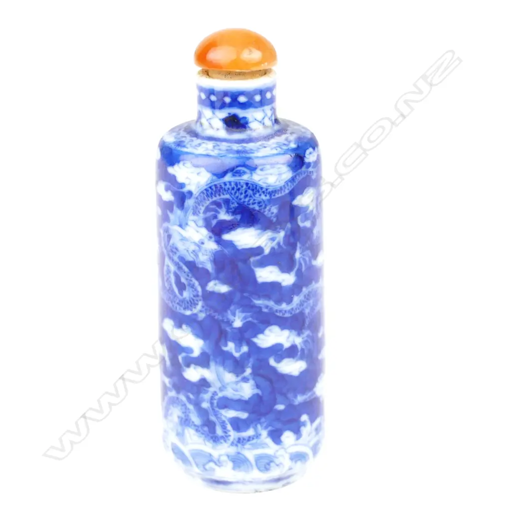 A Chinese porcelain snuff bottle Image 1++