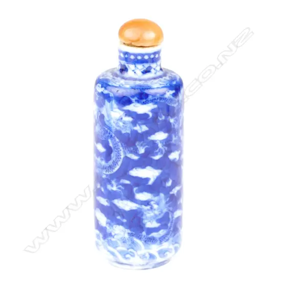 A Chinese porcelain snuff bottle