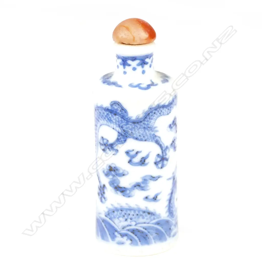 A Chinese porcelain snuff bottle Image 1++