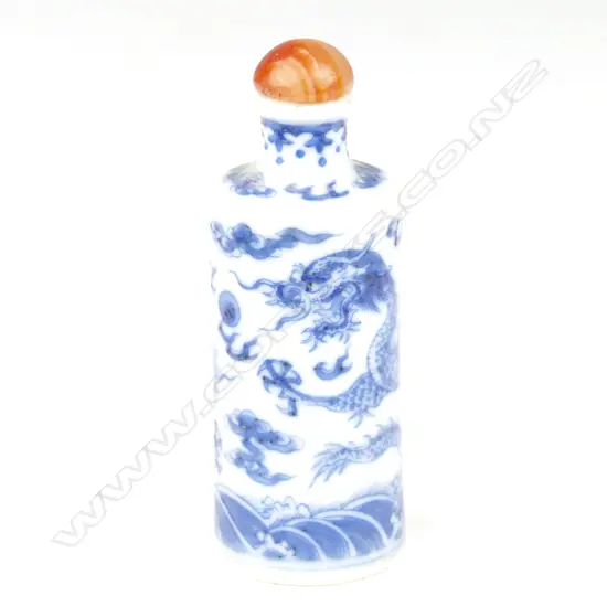 A Chinese porcelain snuff bottle