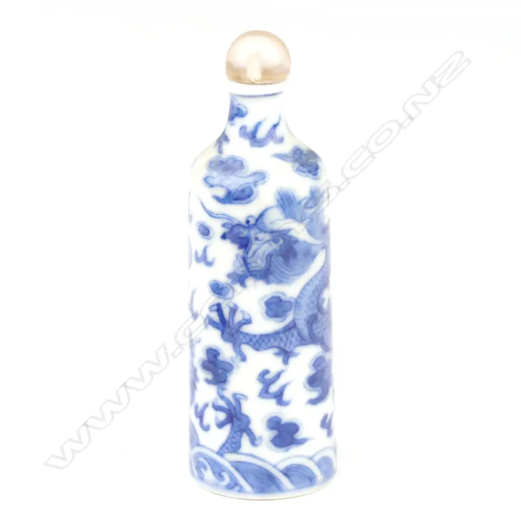 A Chinese porcelain snuff bottle Image 1++
