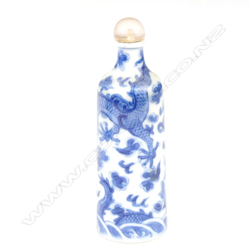 A Chinese porcelain snuff bottle Image 1++