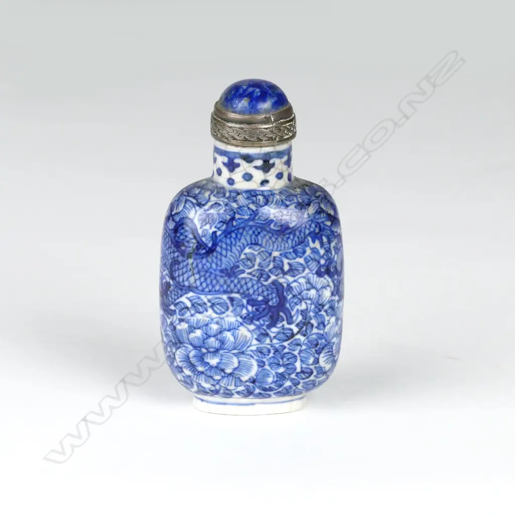 A Chinese porcelain snuff bottle Image 1++