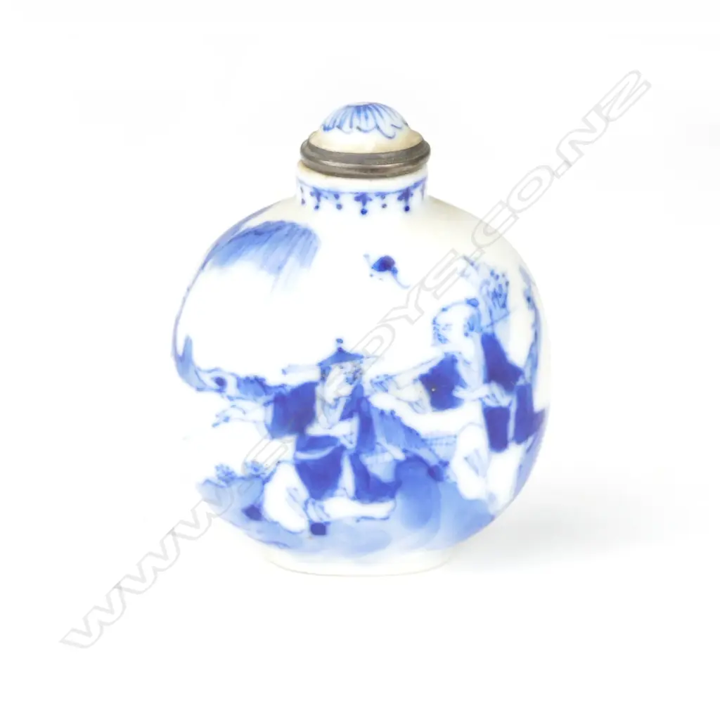 A Chinese porcelain snuff bottle Image 1++