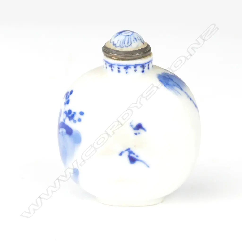 A Chinese porcelain snuff bottle Image 1++