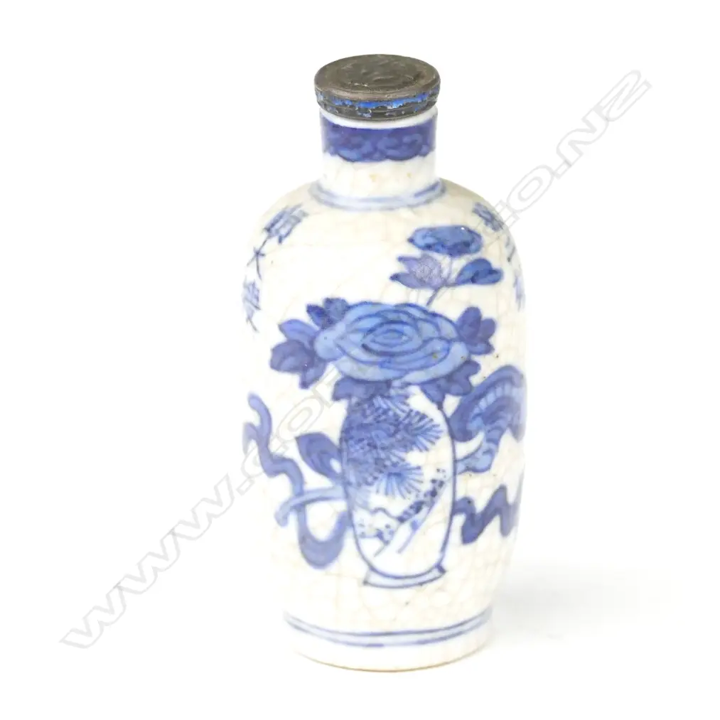 A Chinese porcelain snuff bottle Image 1++