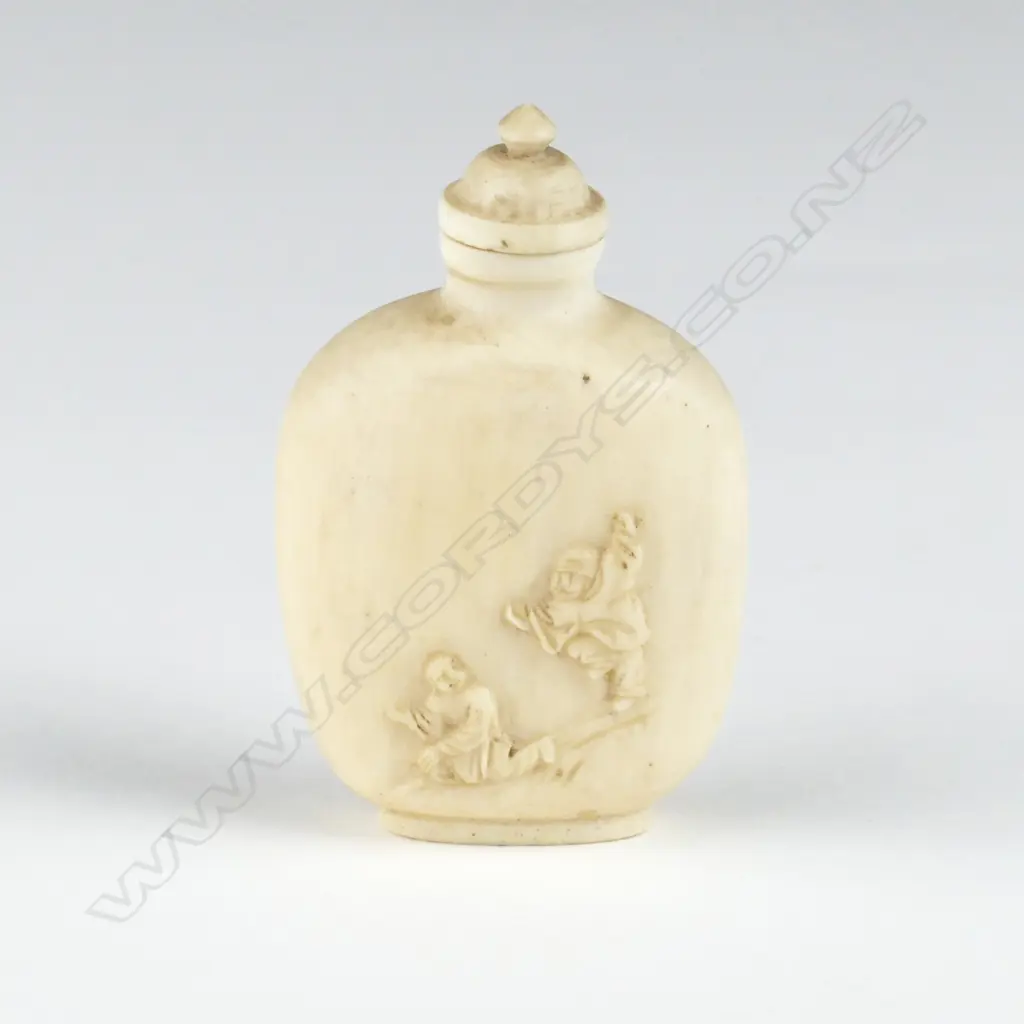A Chinese ivory snuff bottle Image 1++