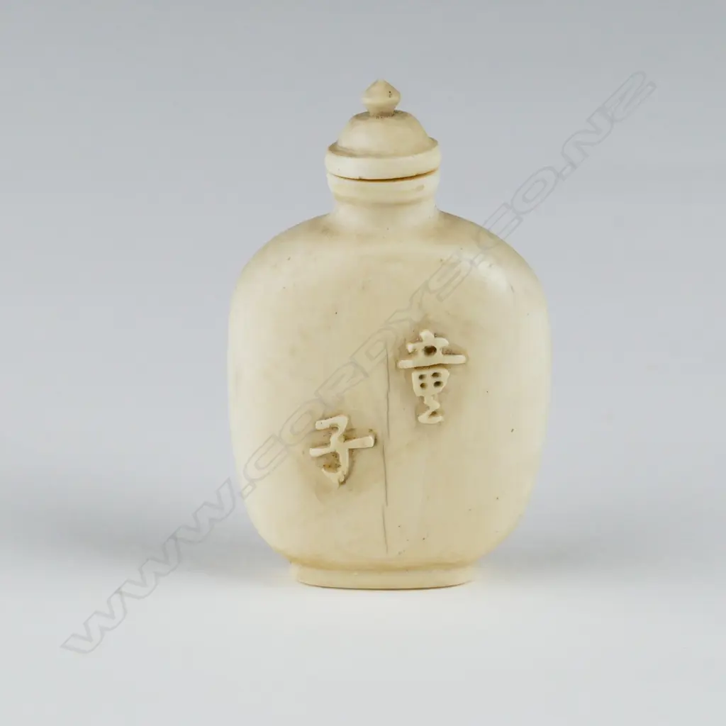 A Chinese ivory snuff bottle Image 1++