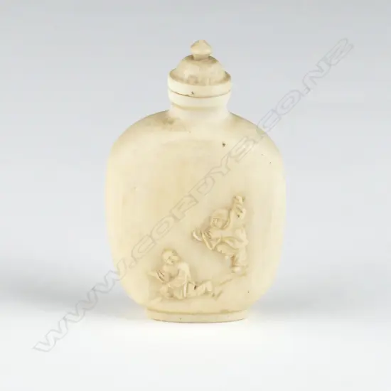 A Chinese ivory snuff bottle