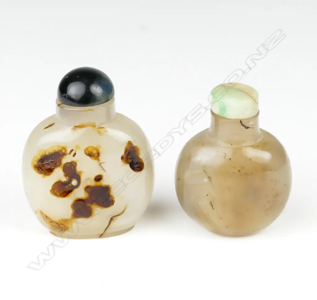 Two Chinese agate snuff bottles Image 1++