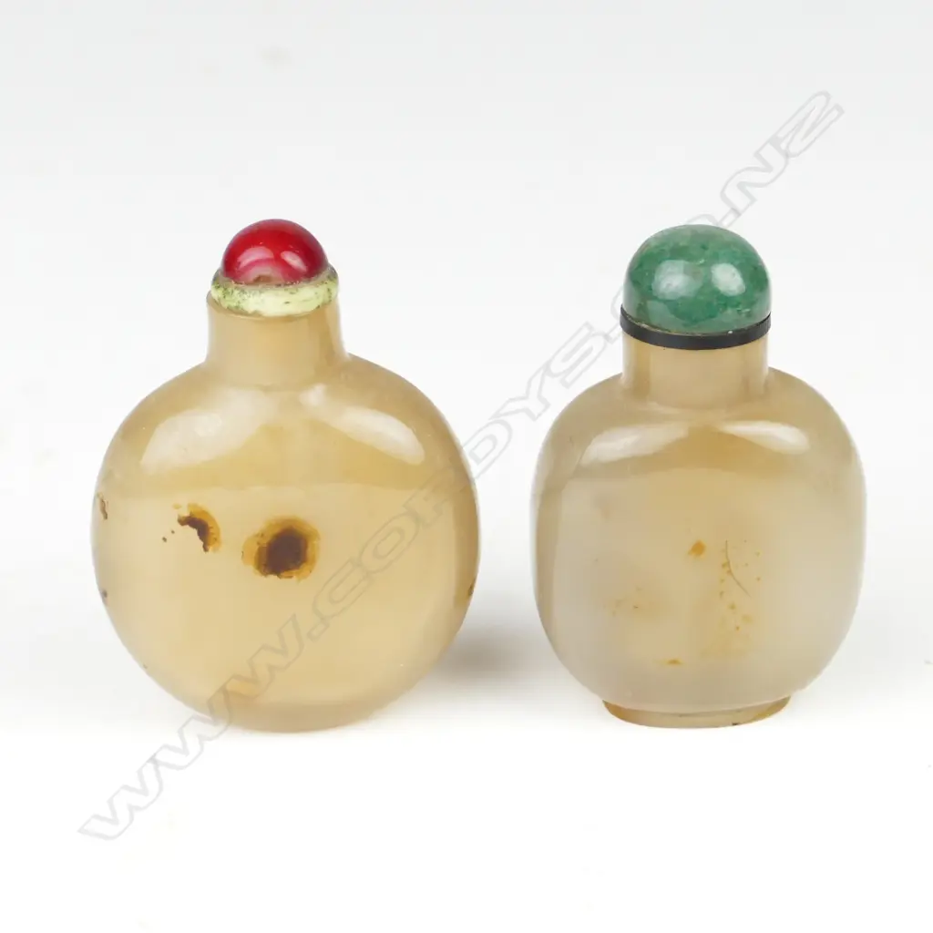 Two Chinese agate snuff bottles Image 1++