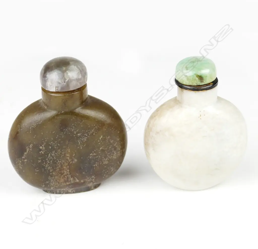 Two Chinese agate snuff bottles Image 1++