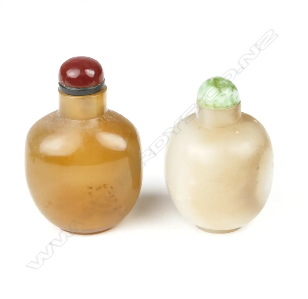 Two Chinese agate snuff bottles Image 1++