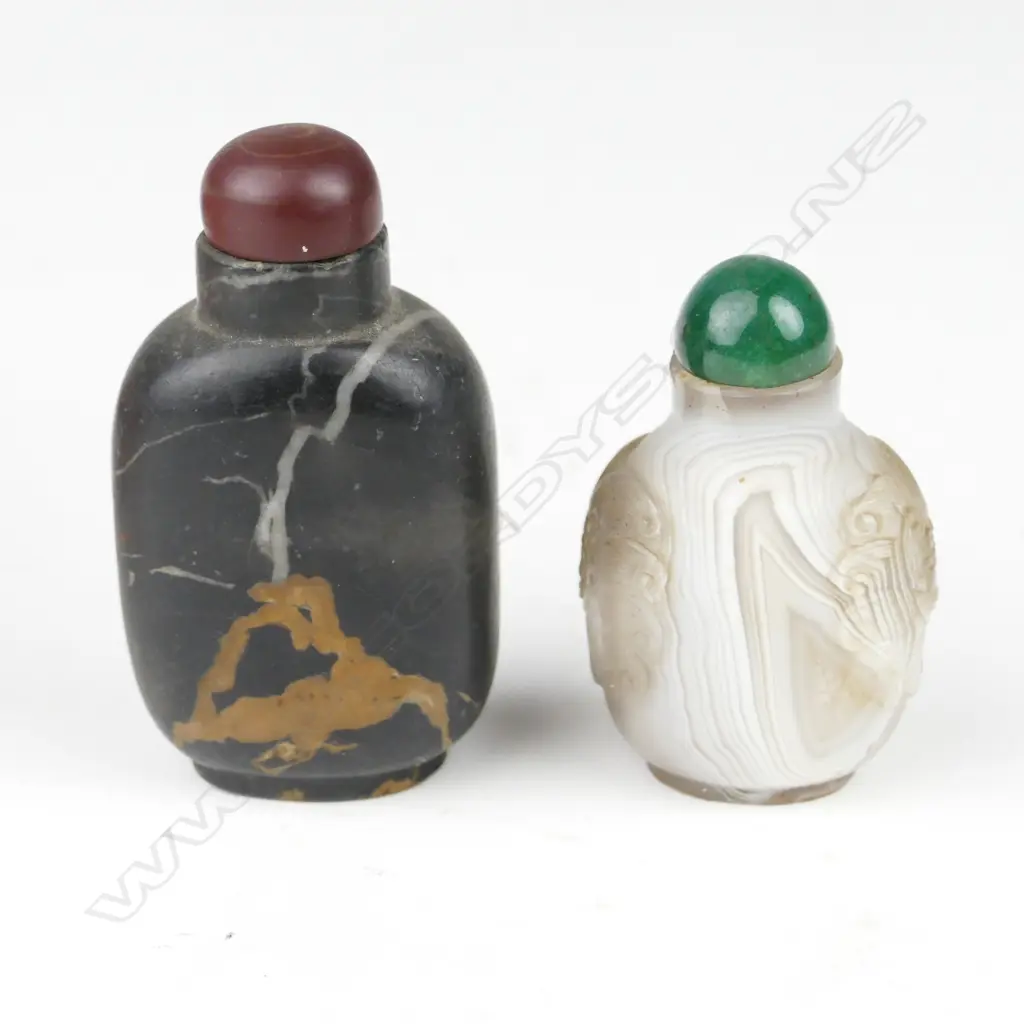 Two Chinese agate snuff bottles Image 1++