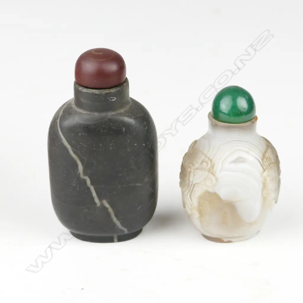 Two Chinese agate snuff bottles Image 1++