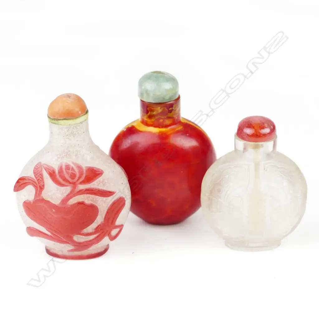 Three Chinese glass snuff bottles Image 1++