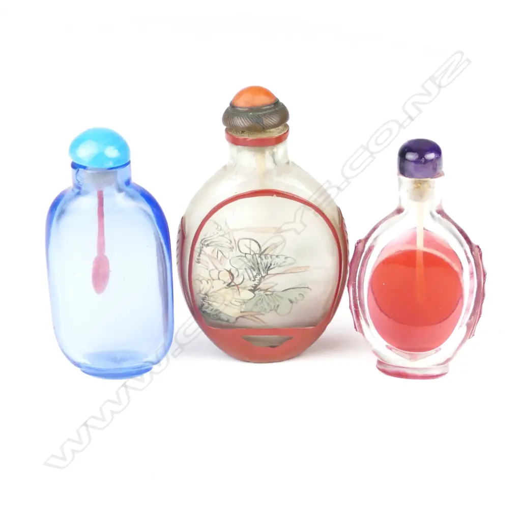 Three Chinese glass snuff bottles Image 1++