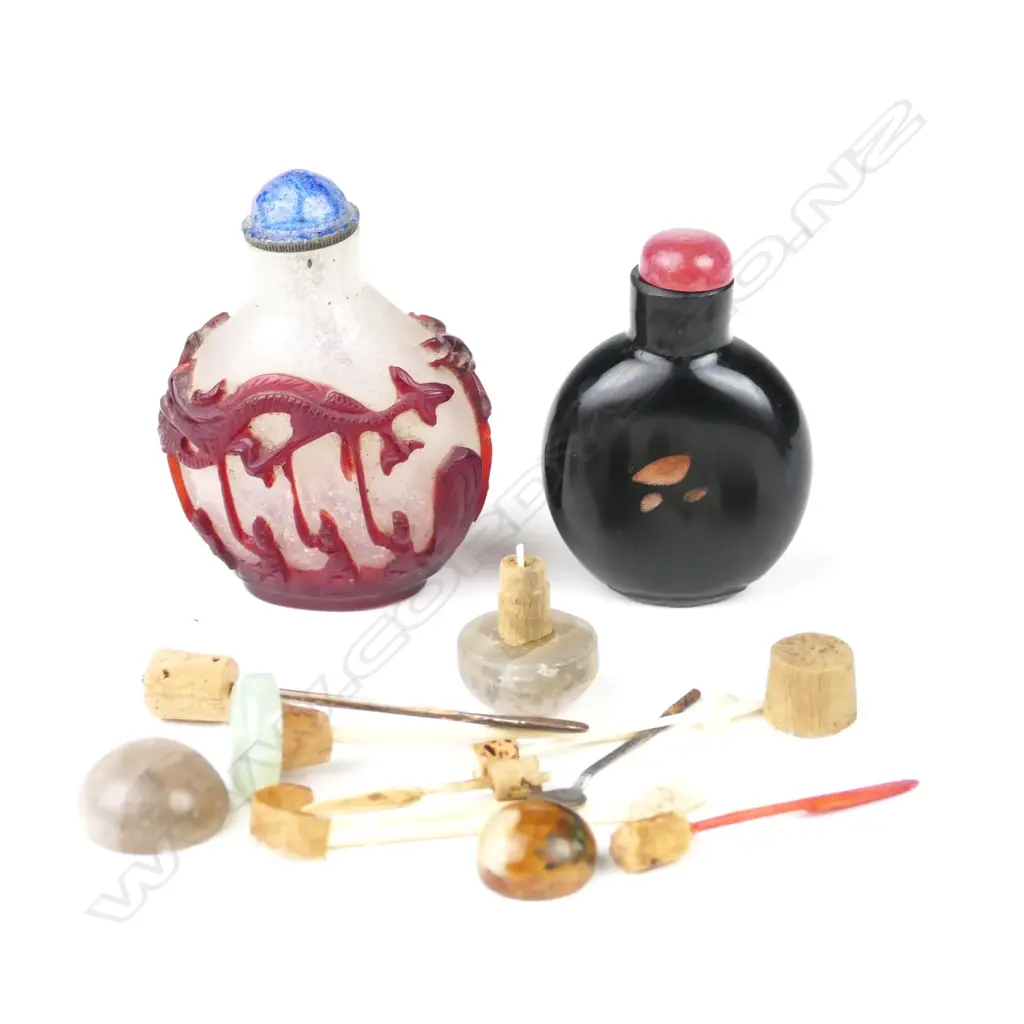 Two Chinese glass snuff bottles Image 1++