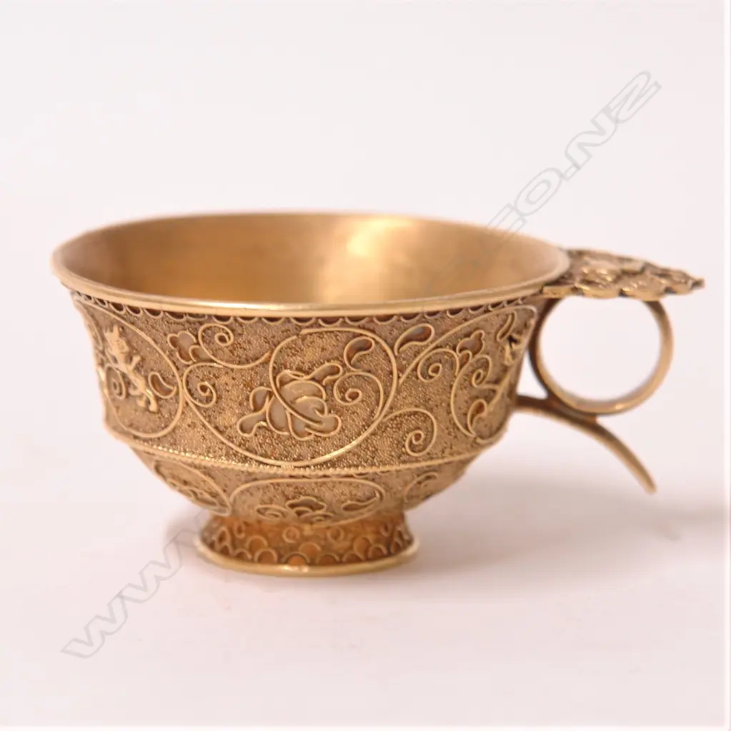 A fine and old (Qing Dynasty) silver gilt cup Image 1++
