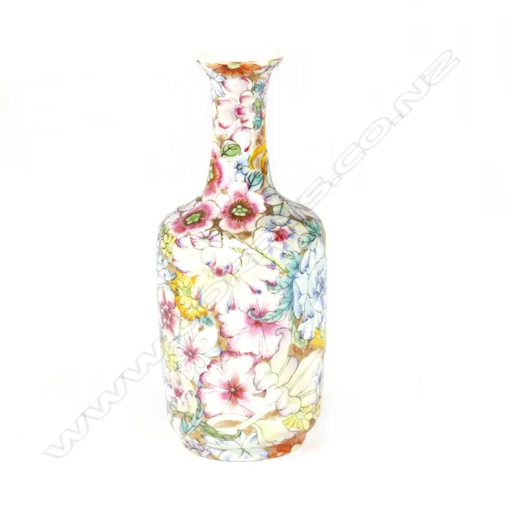 A small Chinese bottle vase Image 1++