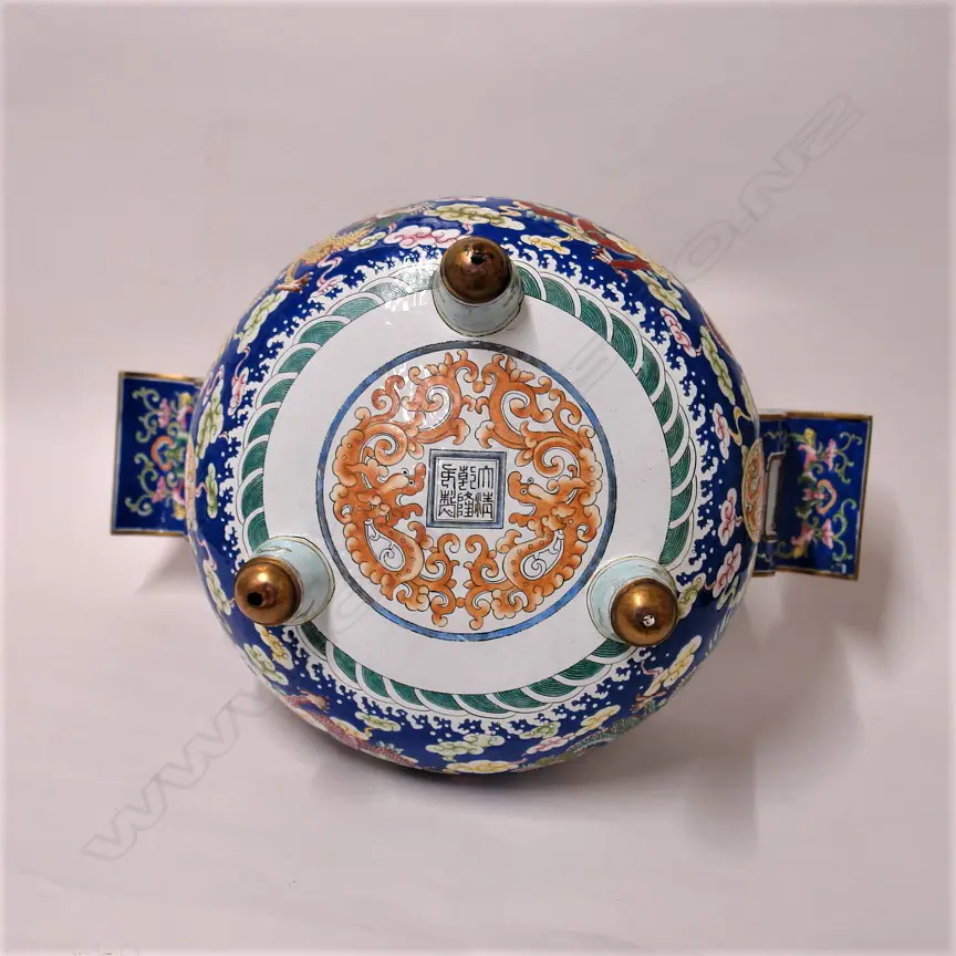An impressive large Chinese enamel sensor with Qianlong Mark (19th Century) Image 1++