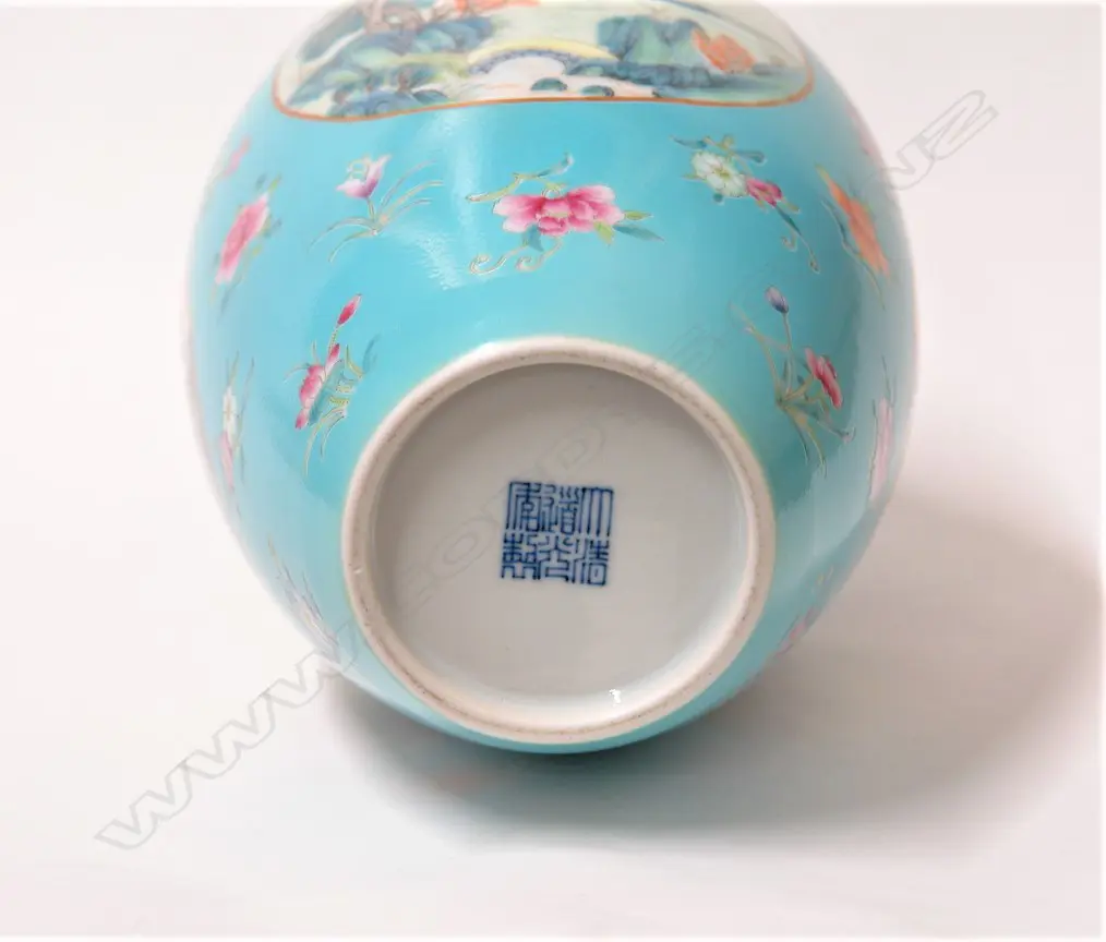 A quality Chinese porcelain turquoise-ground vase Image 1++
