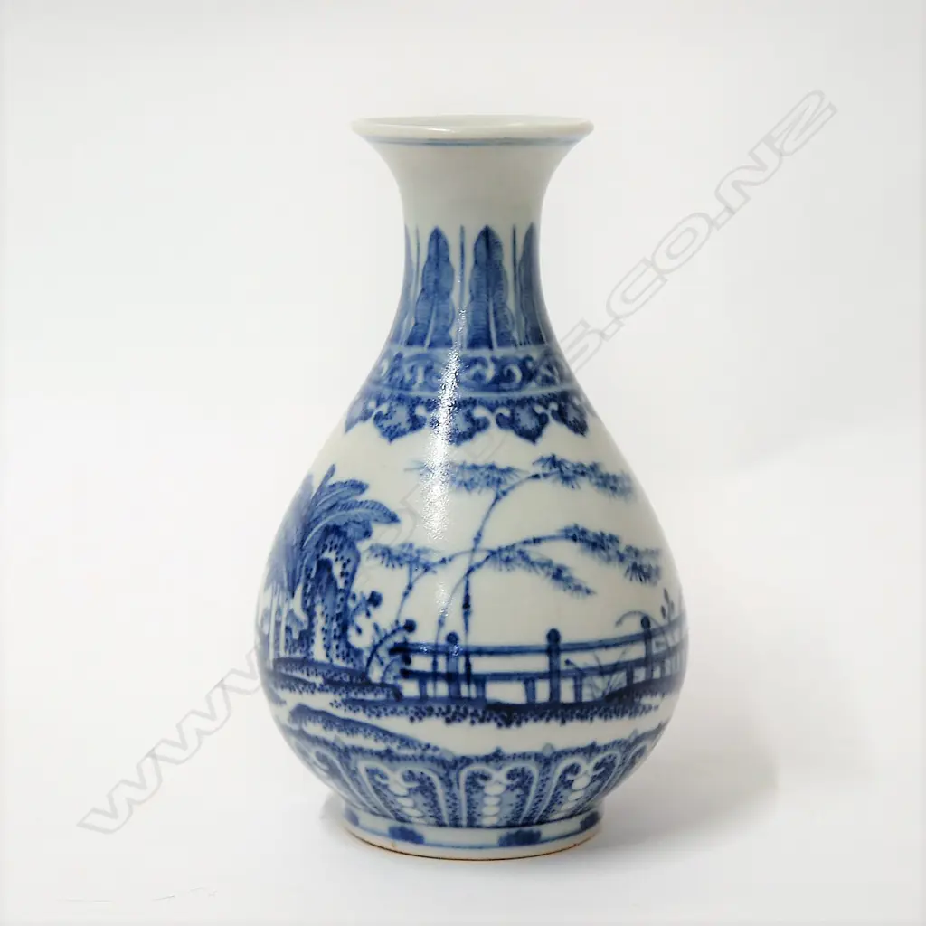 A quality small Chinese blue & white (Yuhuchun Ping) vase Image 1++