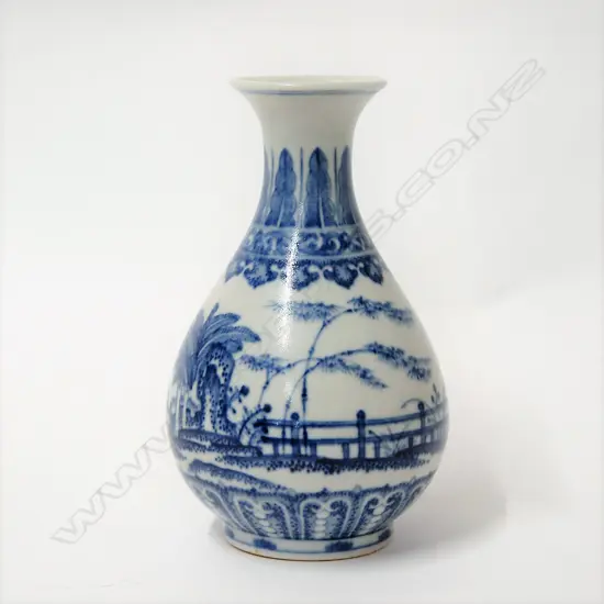 A quality small Chinese blue & white (Yuhuchun Ping) vase