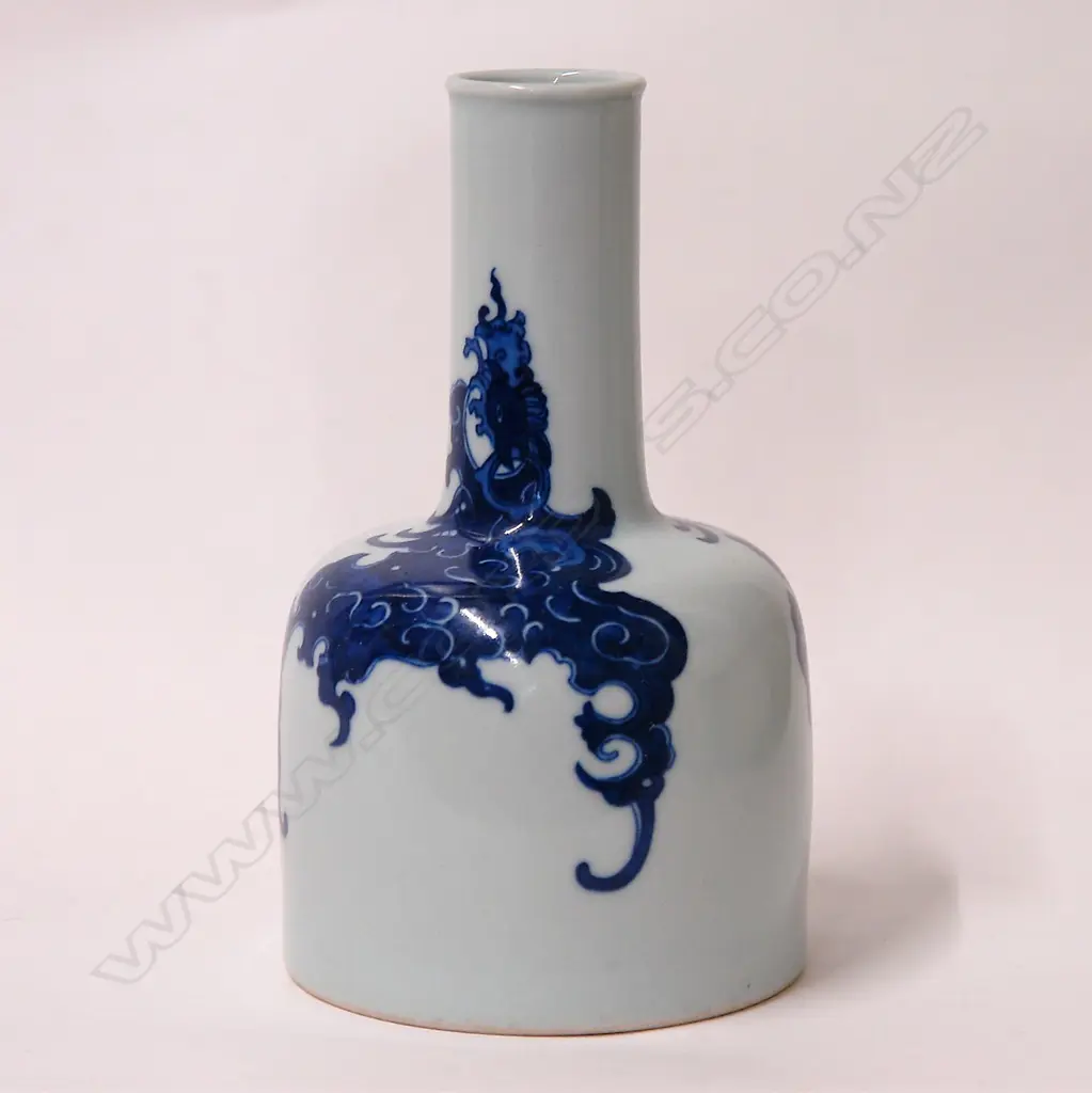 A Chinese ‘mallet’ vase Image 1++