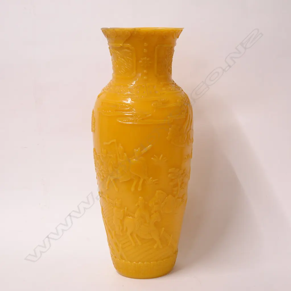A fine quality Chinese Imperial yellow Peking glass vase Image 1++