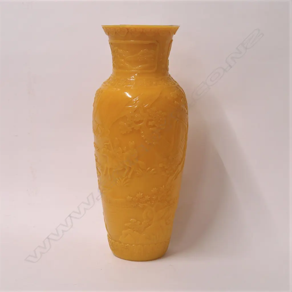 A fine quality Chinese Imperial yellow Peking glass vase Image 1++