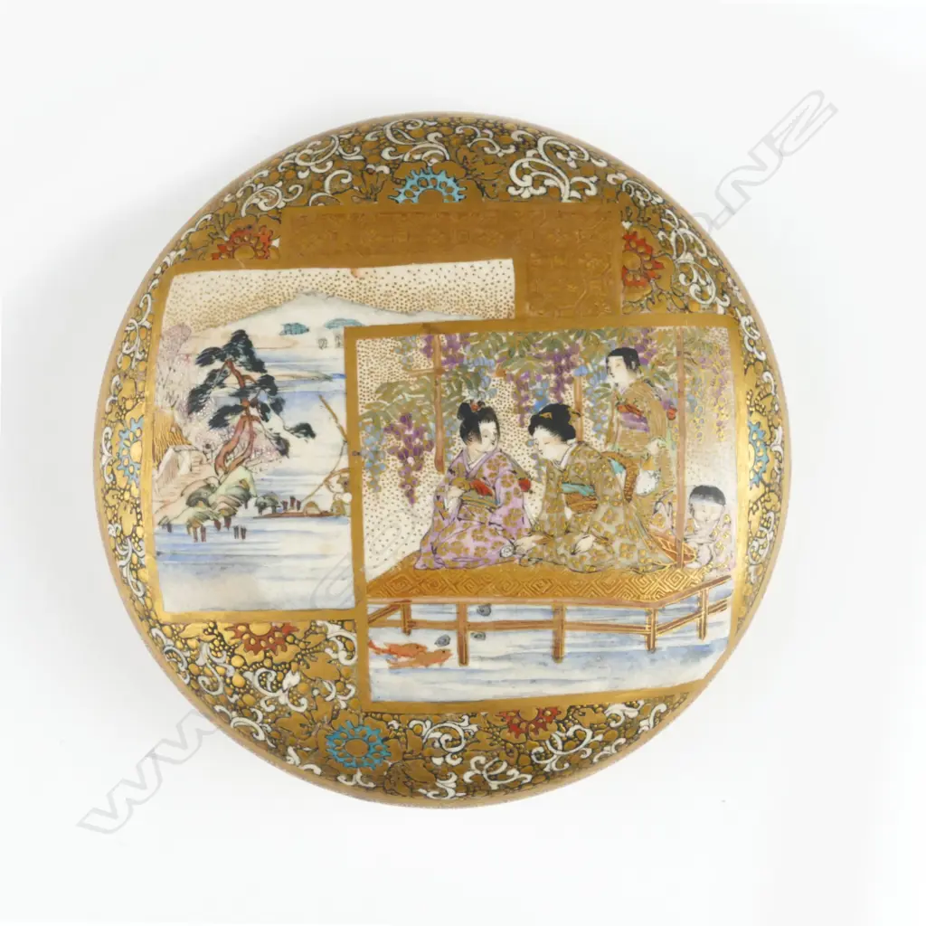 A fine Meiji period circular Satsuma box Image 1++