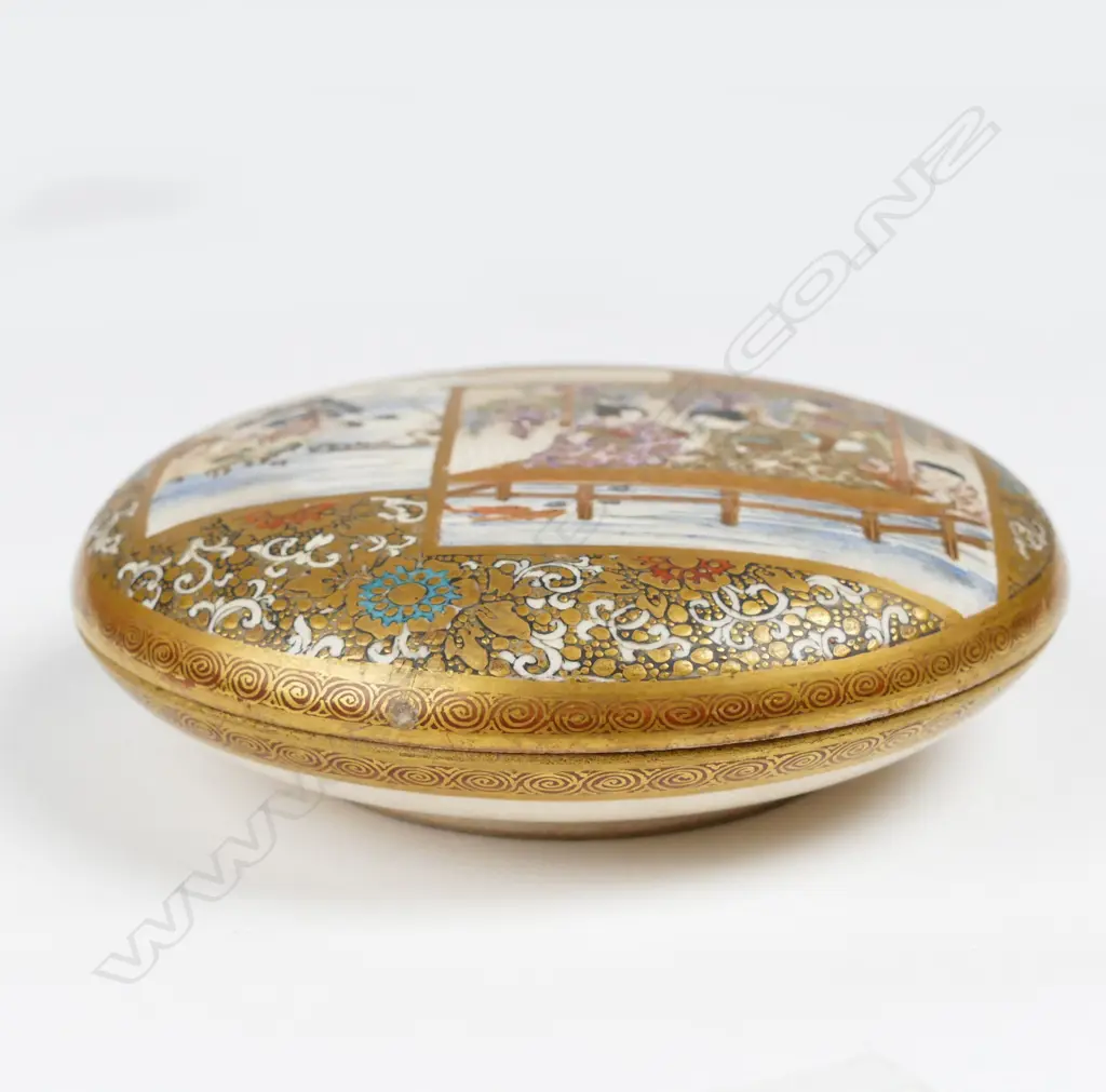 A fine Meiji period circular Satsuma box Image 1++