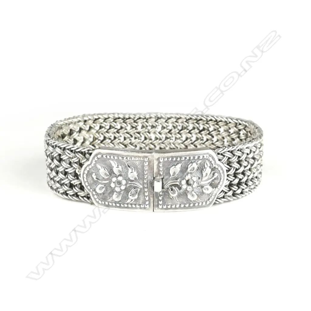 A vintage silver bracelet Image 1++
