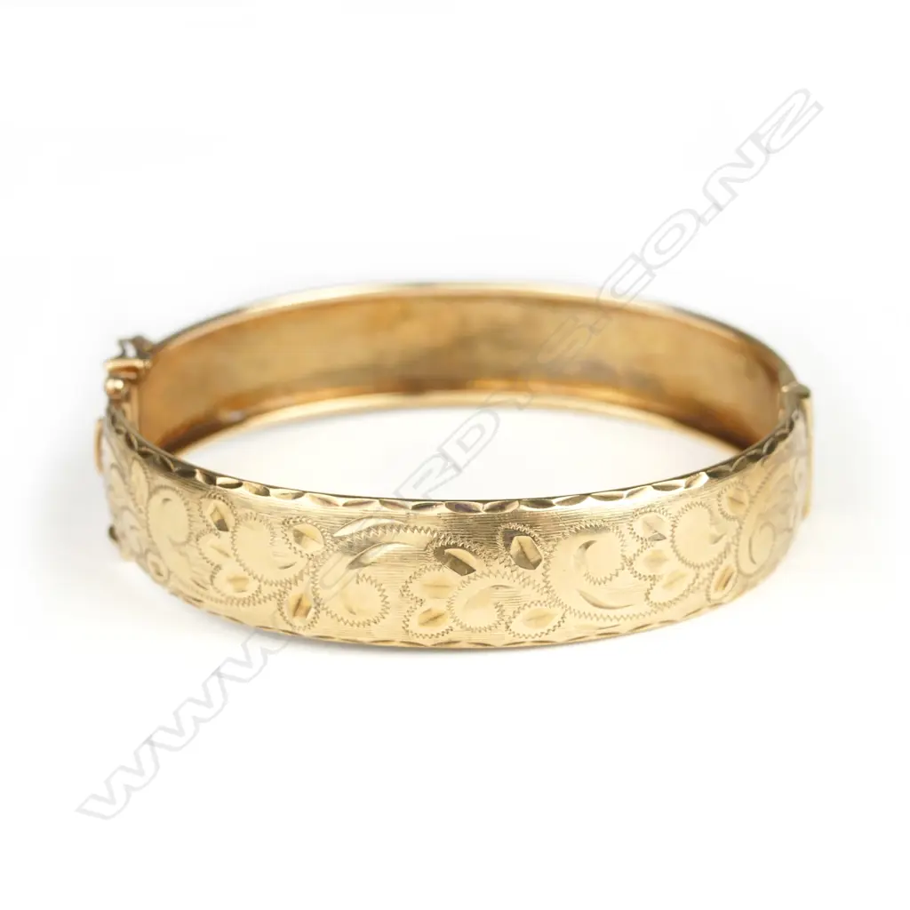 A vintage 9ct. gold hinged bangle Image 1++