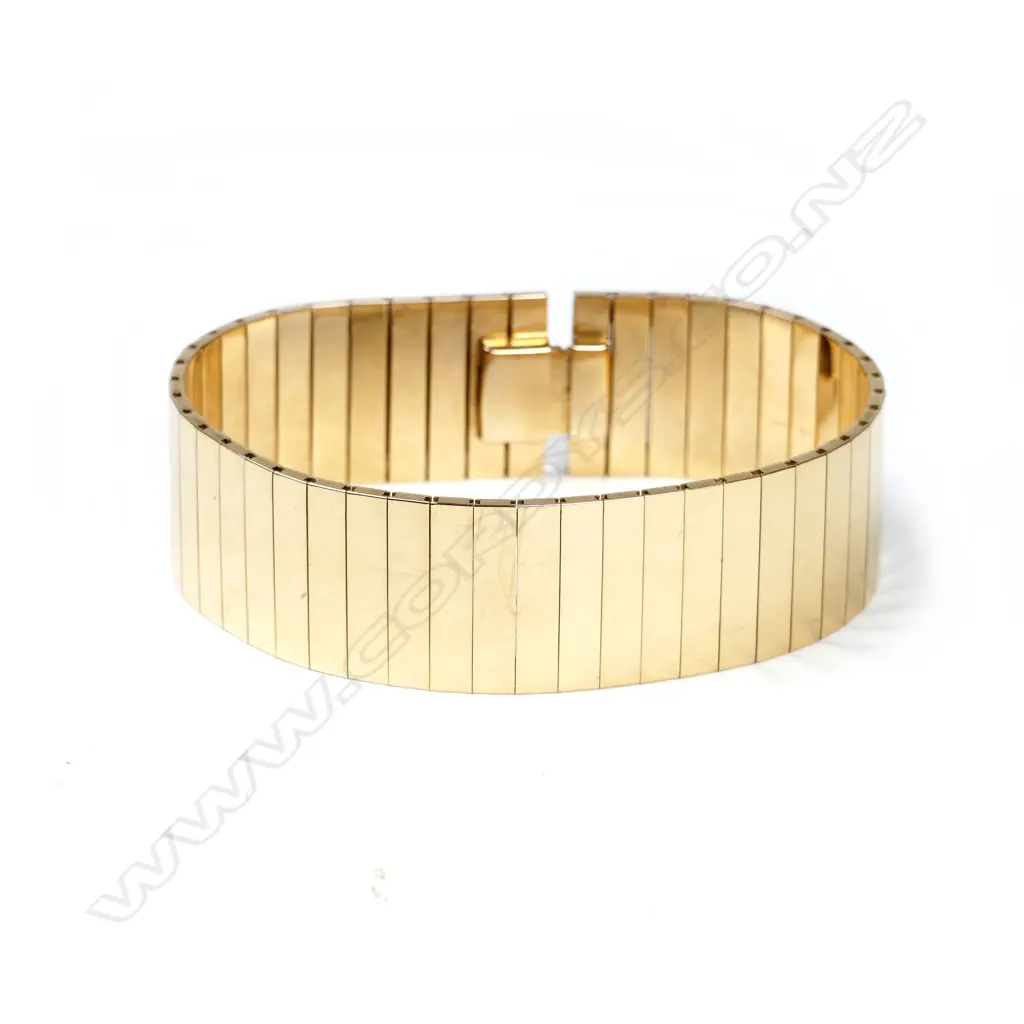An 18ct. yellow gold bracelet Image 1++