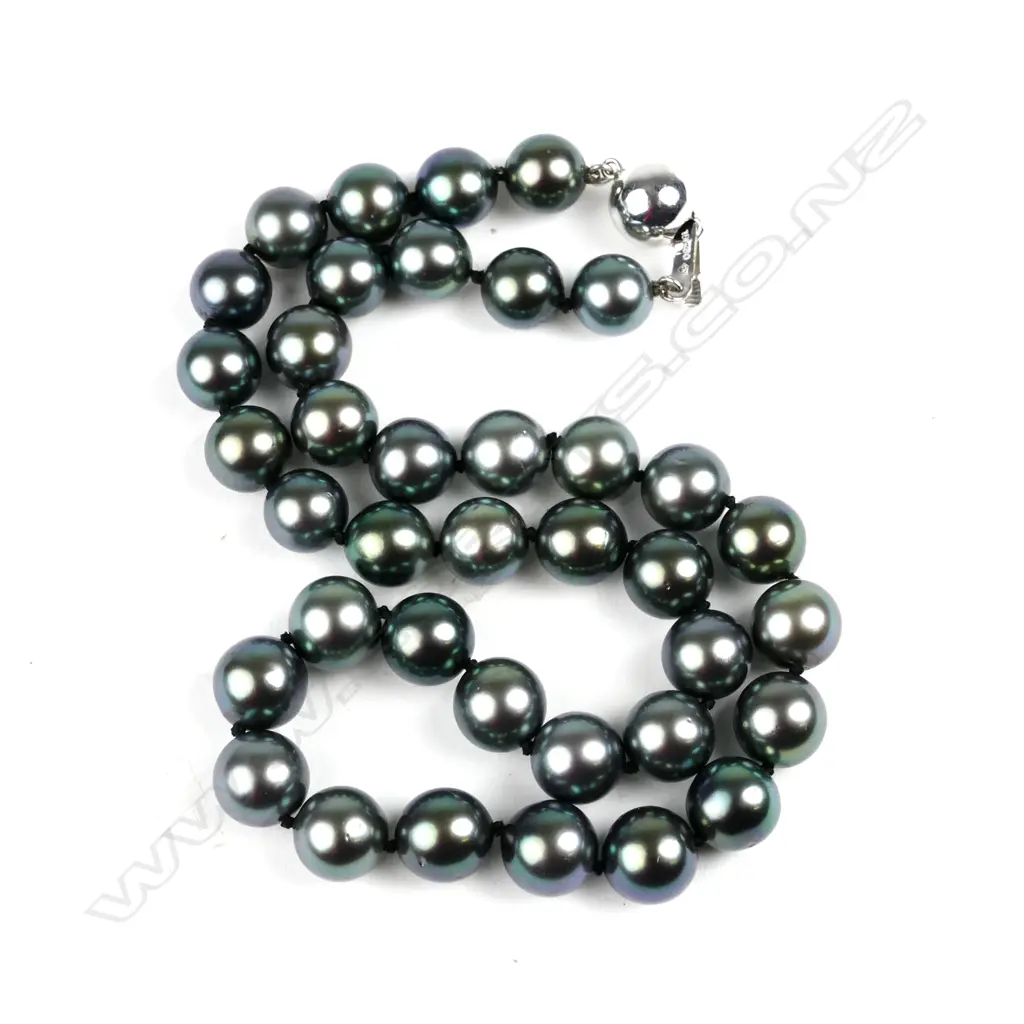 A Tahitian black pearl necklace Image 1++