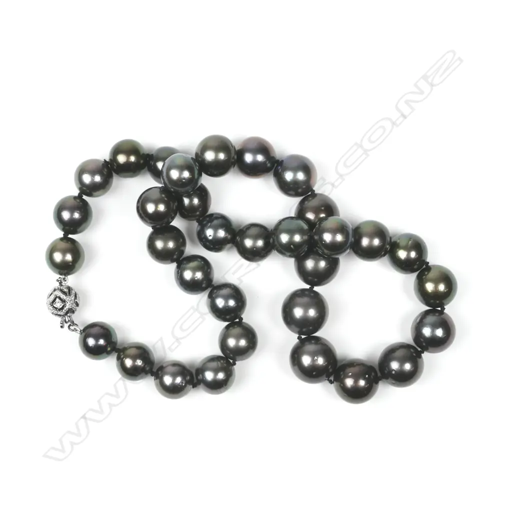 A Tahitian black pearl necklace Image 1++