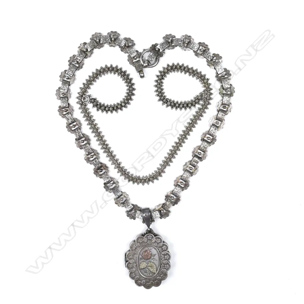 A Victorian silver locket and chain Image 1++