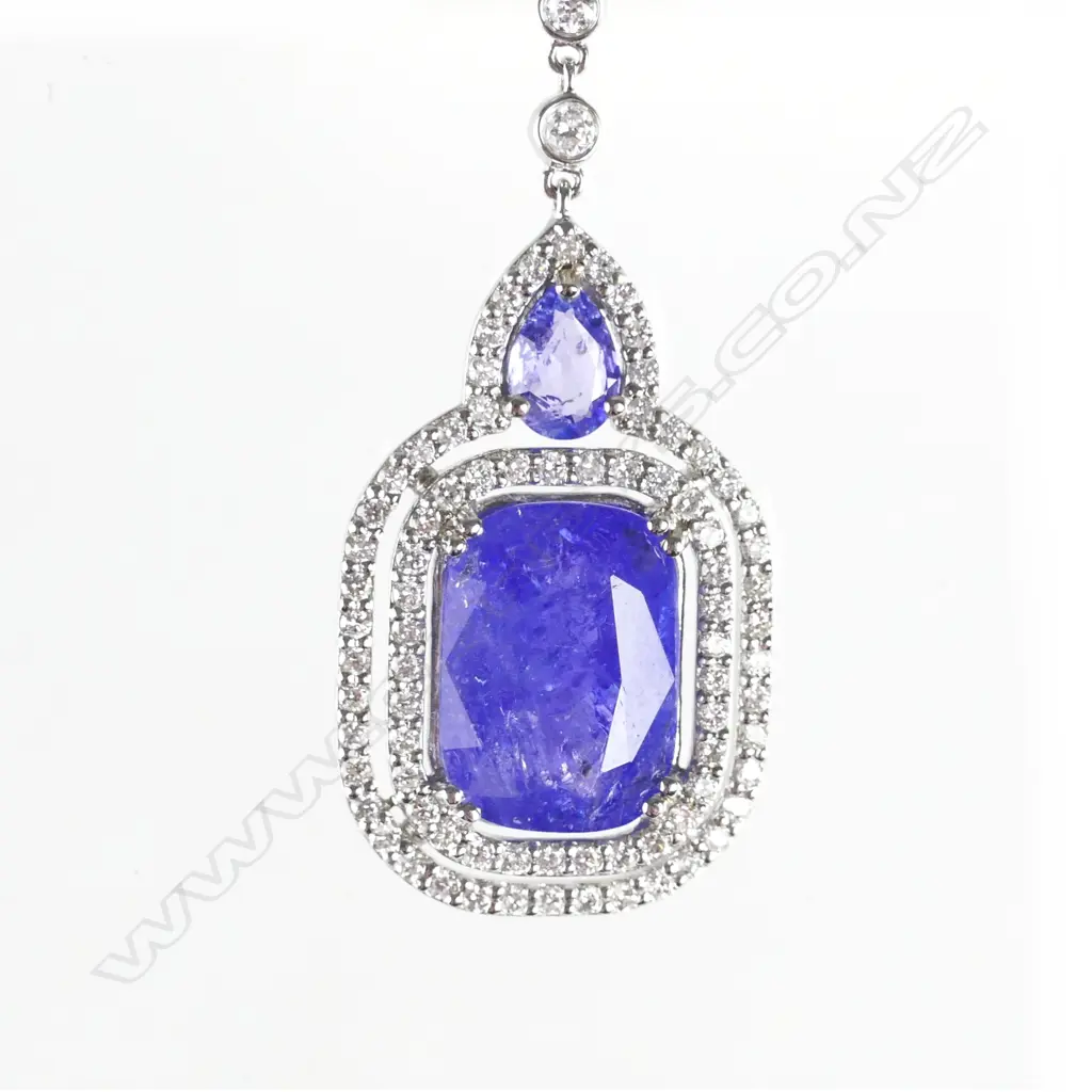 An 18ct. white gold tanzanite Image 1++