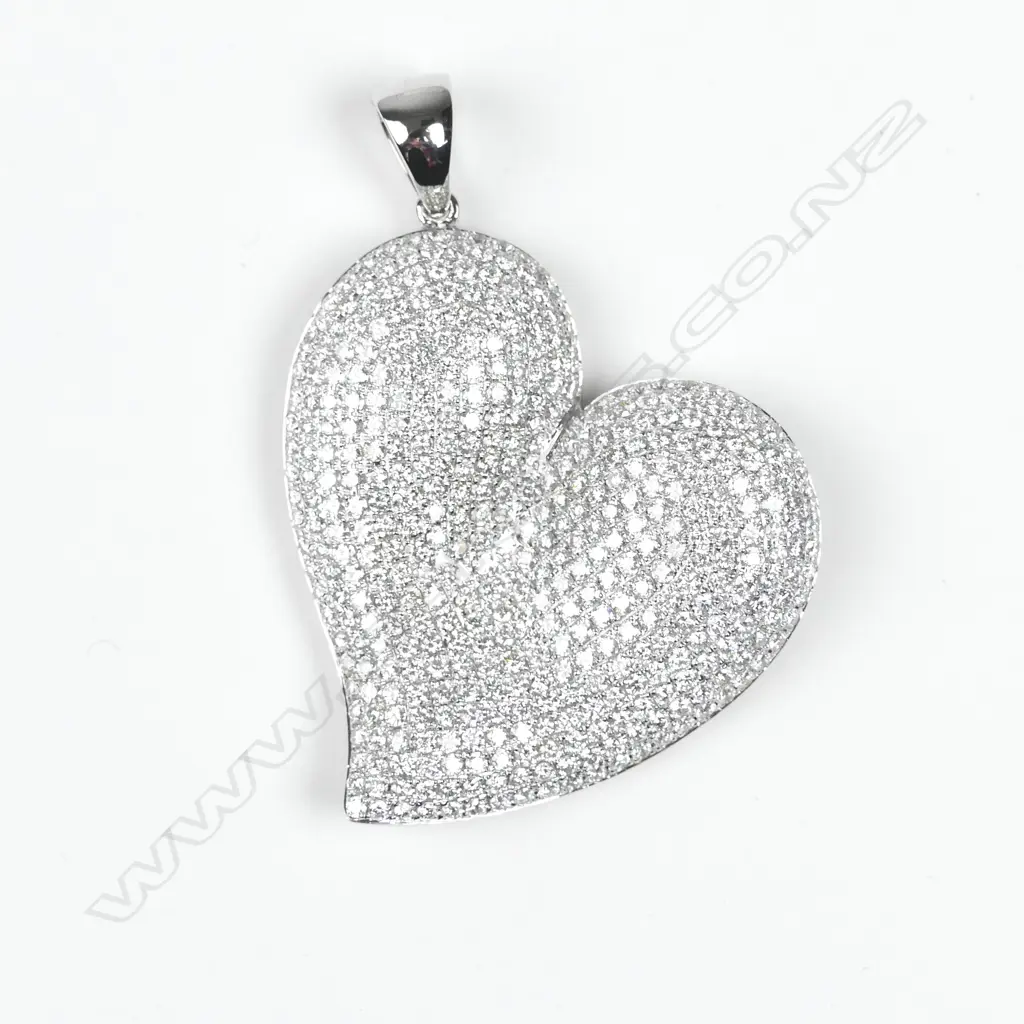 An 18ct. white gold diamond encrusted heart pendant Image 1++
