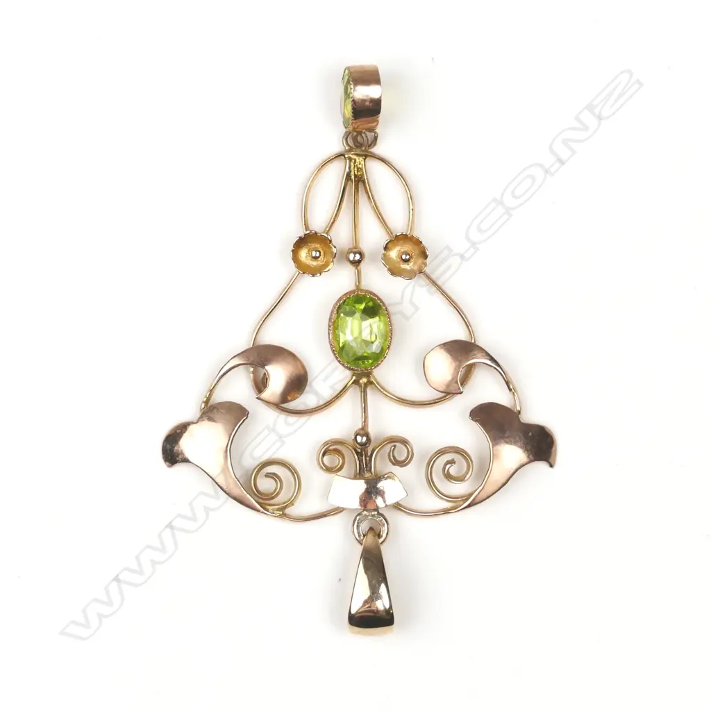 An Edwardian 9ct. rose gold and peridot pendant Image 1++