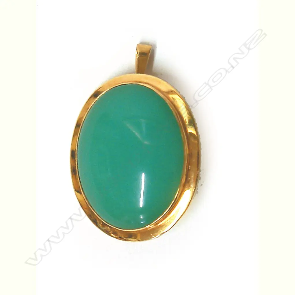 A large 18ct. yellow gold and chalcedony pendant Image 1++