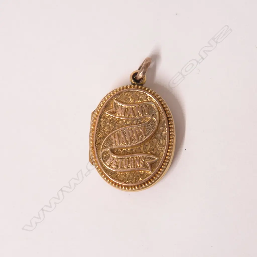 A c.1900 15ct. yellow gold 'Many Happy Returns' locket Image 1++